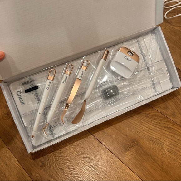 Cricut Explore Air with case, starter cutting set and more - Picture 5 of 16